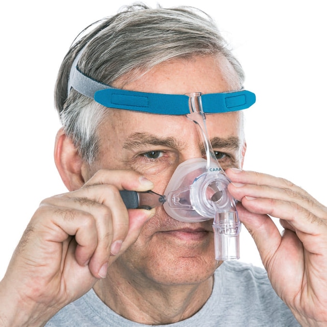 Mężczyzna leczony maską CPAP
